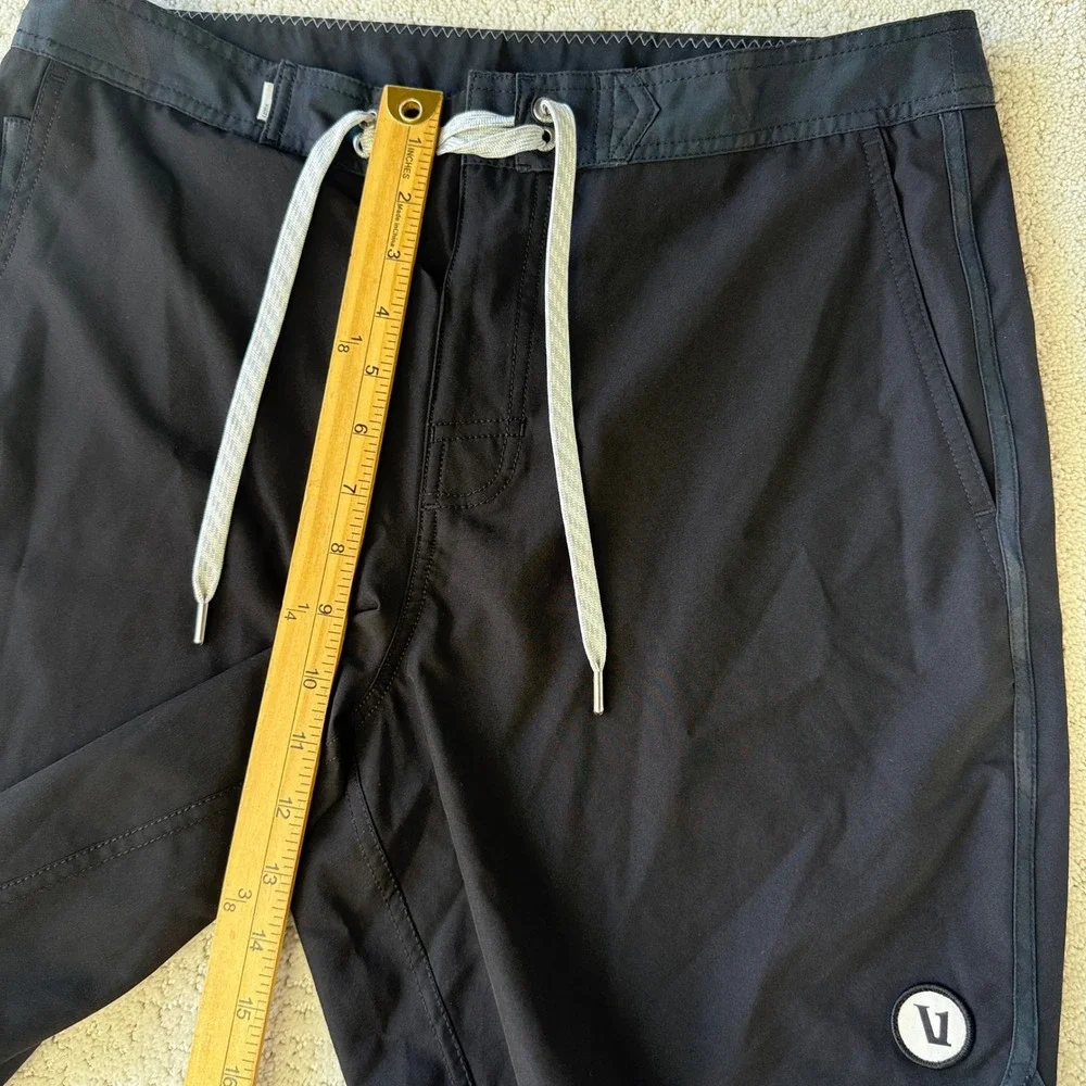 Vuori Cruise Boardshort Mens 32 Black Camo V314 Hybrid 4-Way Stretch Swim Trunks